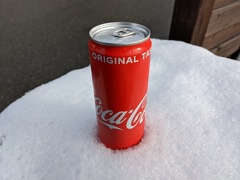 Coca Cola Dose im Schnee