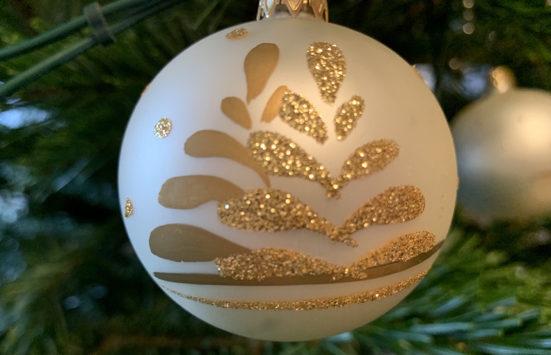 Weihnachtskugel mit Verzierungen weihnachtskugel-am-tannenbaum.jpg