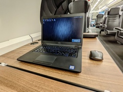 Laptop mit Maus in der Bahn