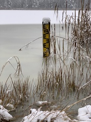 Eingefrorener See mit Pegelstand
