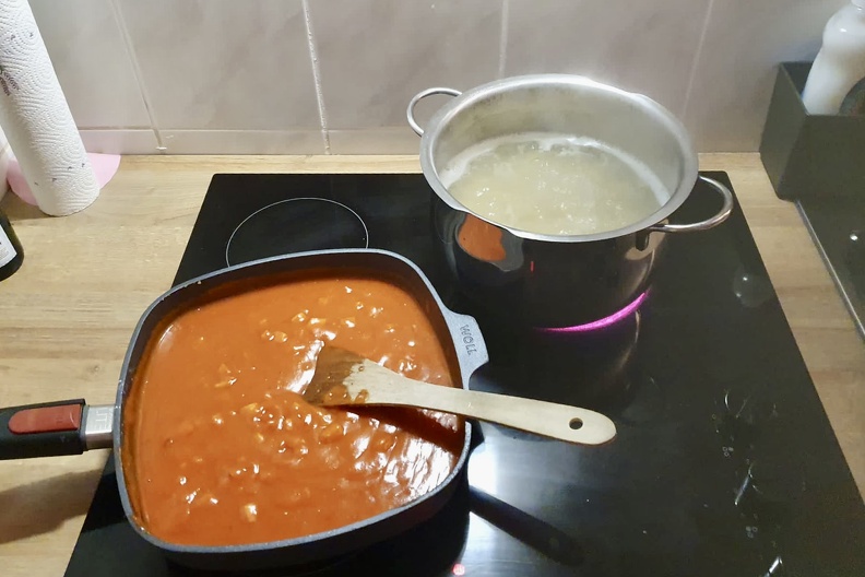 Nudeln mit Tomatensauce kochen