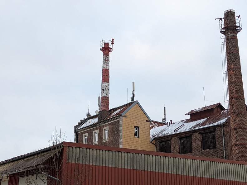 Mobilfunkantennen auf einer alten Fabrik