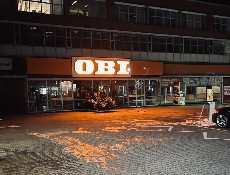 ein geschlossener Obi-Baumarkt mitten in den Stadt. baumarkt-obi.jpg