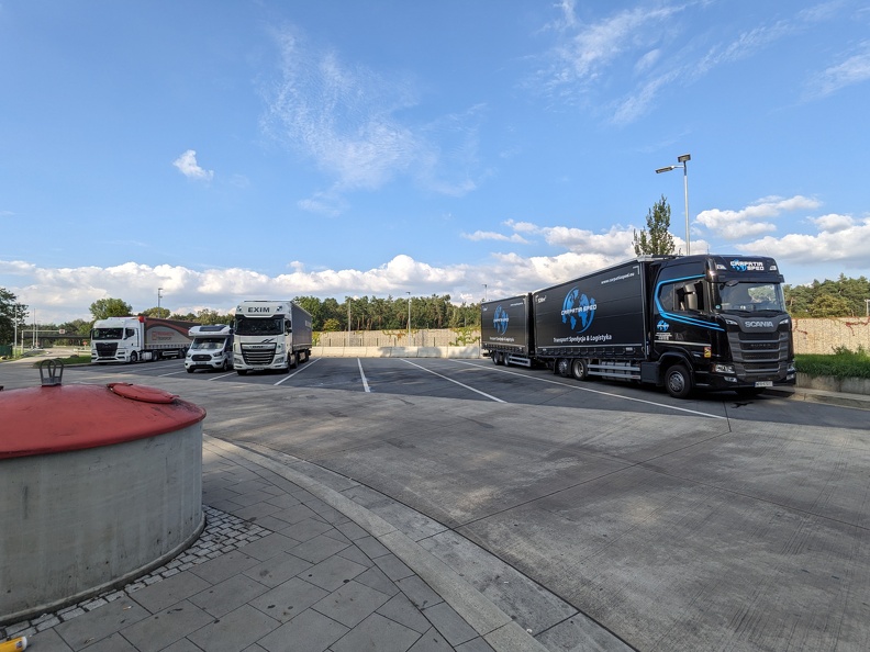 LKWs warten auf einem Parkplatz der Autobahn Autobahn Parkplatz.jpg