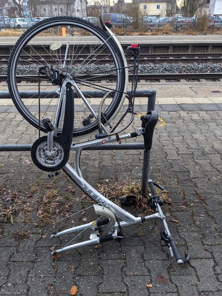 Kaputtes Fahrrad am Bahnhof.jpg