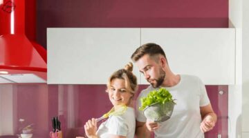 Päarchen in Küche mit Dunstabzugshaube