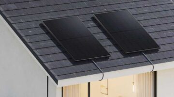 Balkonkraftwerk auf dem Dach montiert