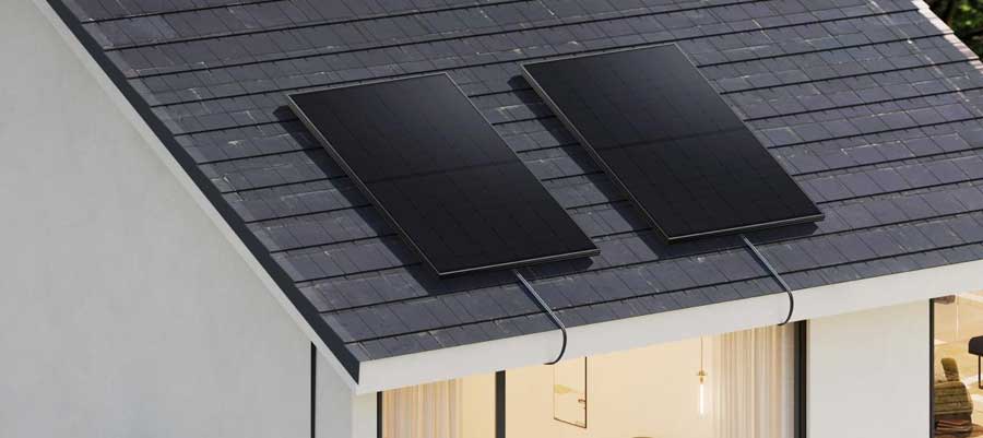 Balkonkraftwerk auf dem Dach montiert